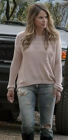Malia’s light pink knit sweater and ripped jeans on Teen Wolf