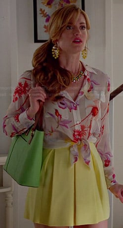 Paige’s floral tie-front shirt, yellow pleated skirt and green tote on Royal Pains