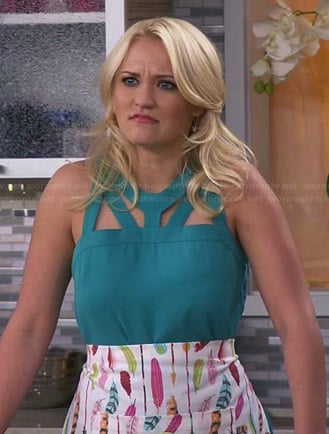 Gabi’s teal cutout top and feather print apron on Young and Hungry