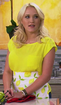 Gabi’s yellow pocket top and lemon print apron on Young and Hungry
