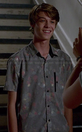 Joe’s grey printed shirt with sideways pocket on Under the Dome