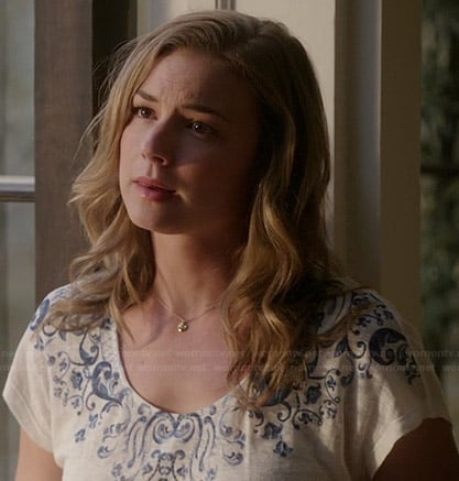 Emily’s white tee with blue swirl print on Revenge