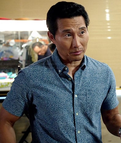 Chin’s blue small printed short-sleeved shirt on Hawaii Five-O