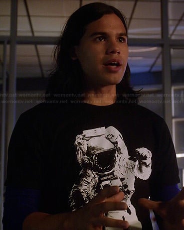 Cisco’s astronaut tee on The Flash