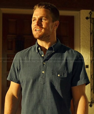 Oliver’s blue short sleeved pocket shirt on Arrow