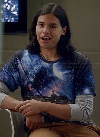 Cisco’s galaxy and wall graphic tee on The Flash