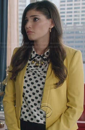 Lauren’s black and white apple printed top and yellow blazer on The Crazy Ones