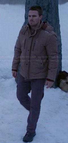 Oliver’s beige puffer jacket on Arrow