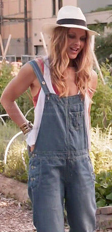 Phoebe’s denim overalls on Girlfriends Guide to Divorce