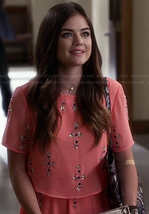 Aria’s coral embellished crop top and skirt set and chocolates printed tote bag on Pretty Little Liars