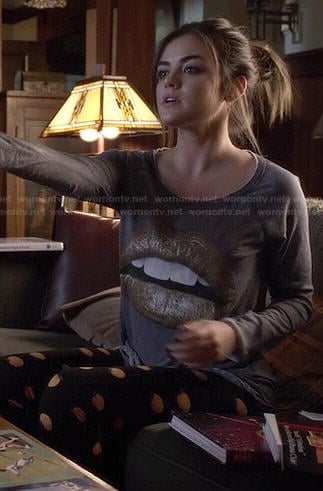 Aria’s lips graphic tee and peach print leggings on Pretty Little Liars