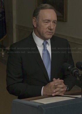 Francis’s black suit with solid blue tie on House of Cards