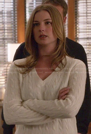 Emily’s white v-neck cable knit sweater on Revenge