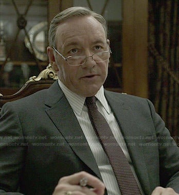 Francis’s black suit and burgundy dotted tie on House of Cards