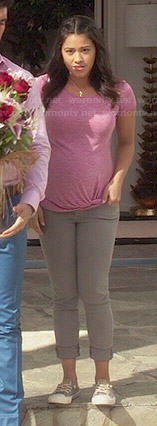 Jane’s pink twist-front tee on Jane the Virgin