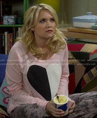 Gabi’s pink sweatshirt with black and white heart on Young and Hungry