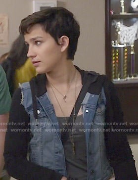 Audrey’s denim jacket with black sleeves on Scream