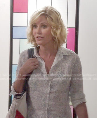 Claire’s floral shirt and nude wedges on Modern Family