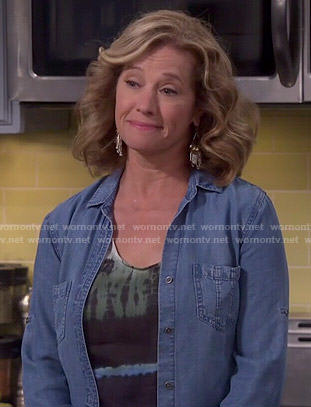 Vanessa’s tie dyed top and denim shirt on Last Man Standing