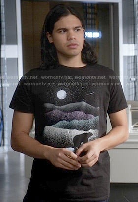 Cisco’s bear and moon graphic t-shirt on The Flash