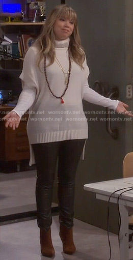 Kristin’s white short sleeve turtleneck sweater on Last Man Standing