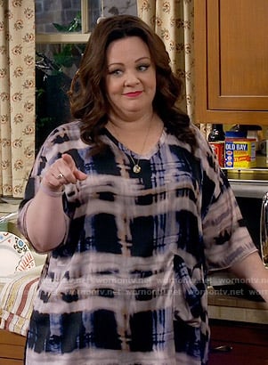 Molly’s abstract print v-neck top on Mike and Molly