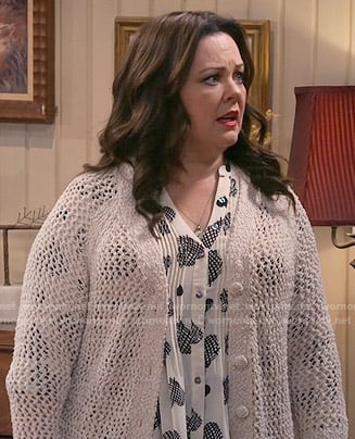 Molly’s white heart print top and cream cardigan on Mike and Molly