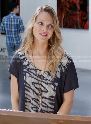 Phoebe’s black tie dyed tee on Girlfriends Guide to Divorce