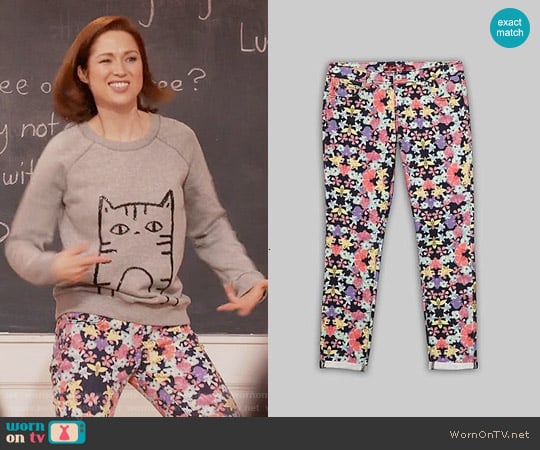 Bongo Jeans Floral Skinny Jeans worn by Kimmy Schmidt (Ellie Kemper) on Unbreakable Kimmy Schmidt