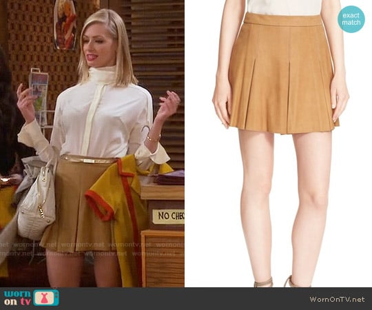 Alice + Olivia Lee Pleated Skirt in Tan worn by Caroline Channing (Beth Behrs) on 2 Broke Girls