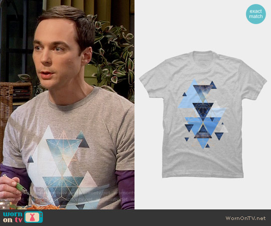 jaggedhues Geometric Triangles in Blue and Rose Gold T-shirt worn by Sheldon Cooper (Jim Parsons) on The Big Bang Theory