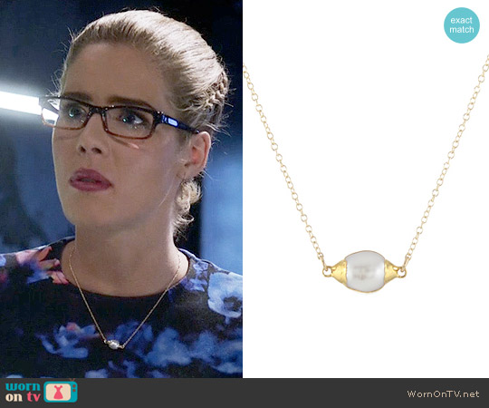 Peggy Li Big Pearl Drop Necklace worn by Felicity Smoak (Emily Bett Rickards) on The Flash