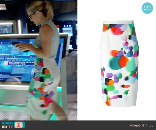 Roland Mouret Arreton Skirt worn by Felicity Smoak (Emily Bett Rickards) on Arrow