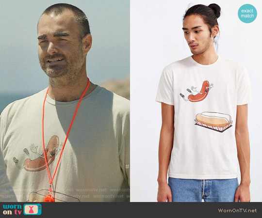 Happy Hot Dog Tee from Urban Outfitters worn by Phil Miller (Will Forte) on Last Man On Earth