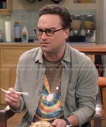 Leonard’s brown rainbow solar system print t-shirt on The Big Bang Theory