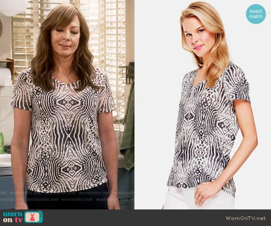 Two by Vince Camuto Zebra Plains Linen Jersey Tee worn by Bonnie Plunkett (Allison Janney) on Mom