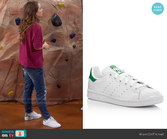 Adidas Stan Smith Classic Sneaker worn by Eve Baxter (Kaitlyn Dever) on Last Man Standing