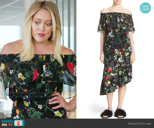Tibi Print Ruffle Off the Shoulder Silk Top worn by Kelsey Peters (Hilary Duff) on Younger