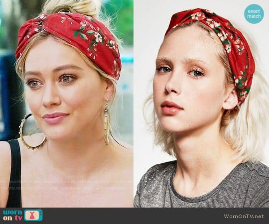 Zara Floral Turban Headband worn by Kelsey Peters (Hilary Duff) on Younger