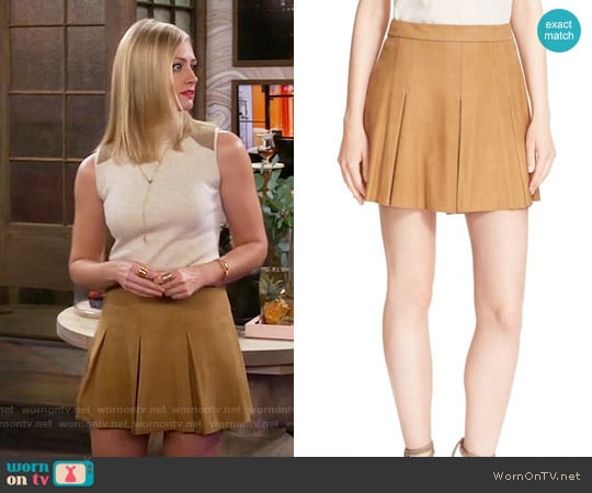 Alice + Olivia Lee Pleated Skirt in Tan worn by Caroline Channing (Beth Behrs) on 2 Broke Girls