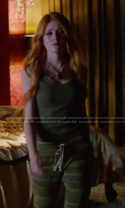 Clary’s green u-neck tank and camouflage printed pants on Shadowhunters