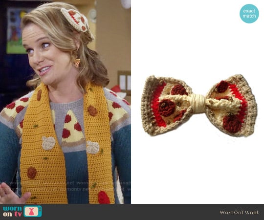 RebelSkein Pepperoni Pizza Hair Clip worn by Kimmy Gibbler (Andrea Barber) on Fuller House