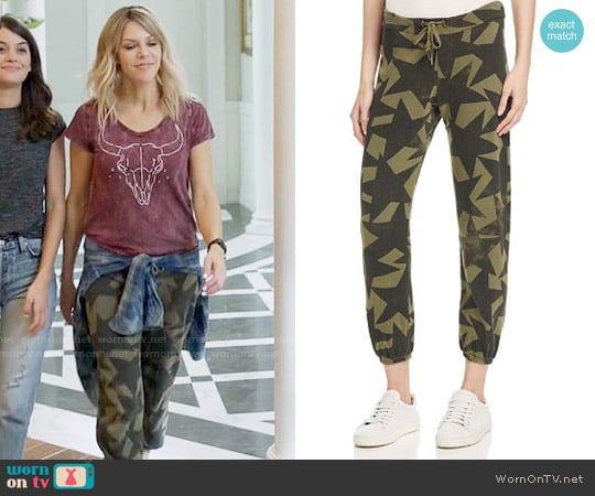 Current Elliott The Varsity Star Print Sweatpants worn by Mackenzie Murphy (Kaitlin Olson) on The Mick