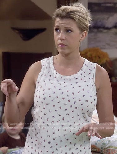 Stephanie’s rose print tank top on Fuller House
