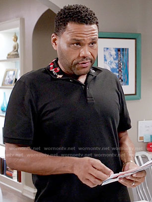 Andre’s black polo shirt with snake embroidered collar on Black-ish
