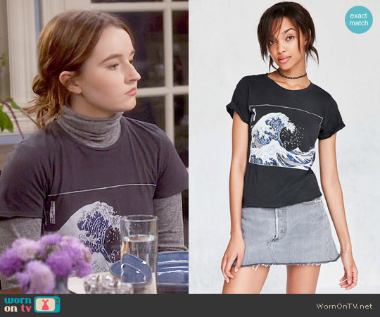 Future State Wave Tee worn by Eve Baxter (Kaitlyn Dever) on Last Man Standing