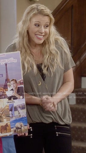 Stephanie’s black jeans with zip pockets on Fuller House