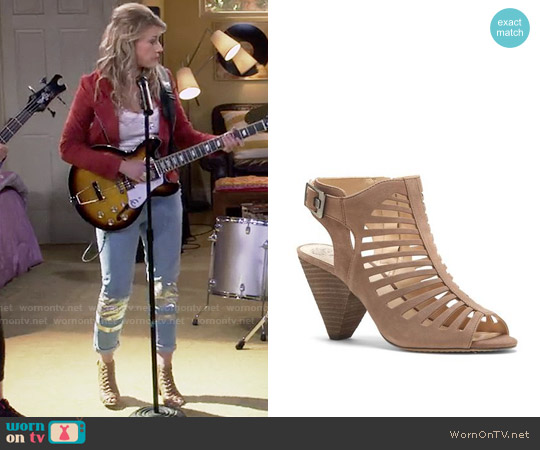 Vince Camuto Eliana Cutout Sandals worn by Stephanie Tanner (Jodie Sweetin) on Fuller House