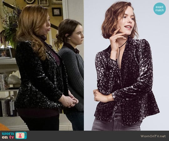 Elevenses Lumi Velvet Blazer worn by Kristin Baxter (Amanda Fuller) on Last Man Standing