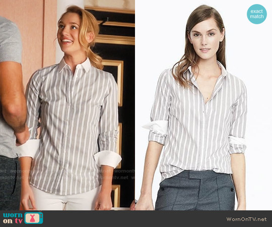 Banana Republic Riley-Fit Tailored Shirt in Tarpoon worn by Petra Solano (Yael Grobglas) on Jane the Virgin